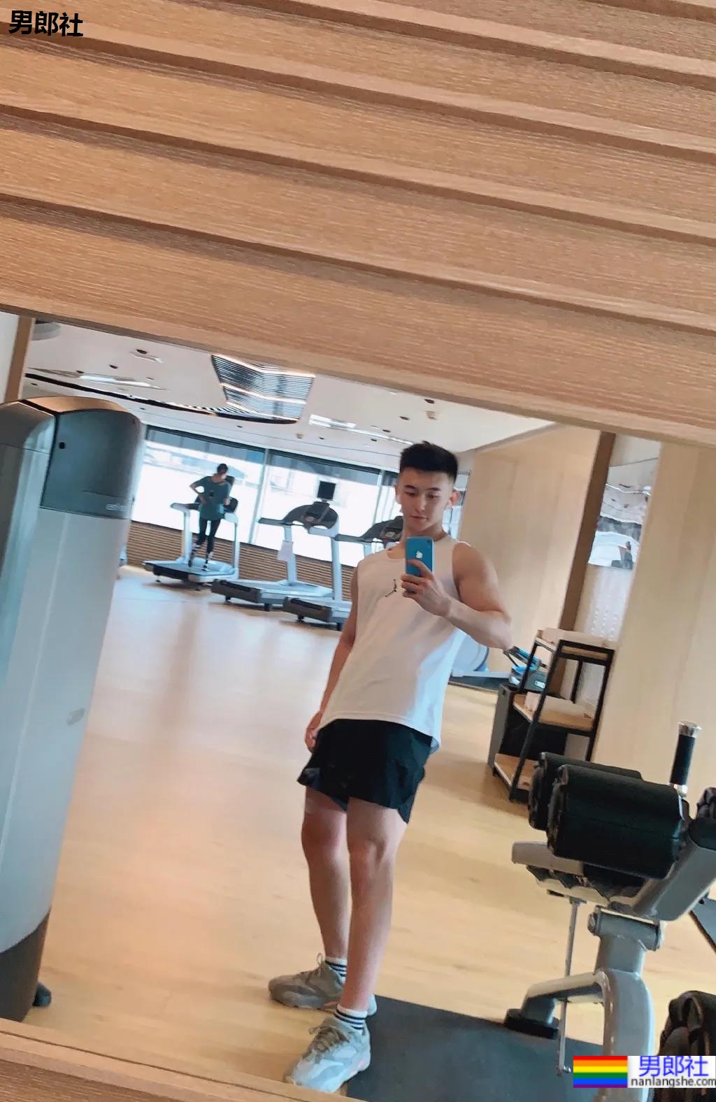 寸头肌肉小奶狗，居家摆拍也太撩了吧 - 51虹马