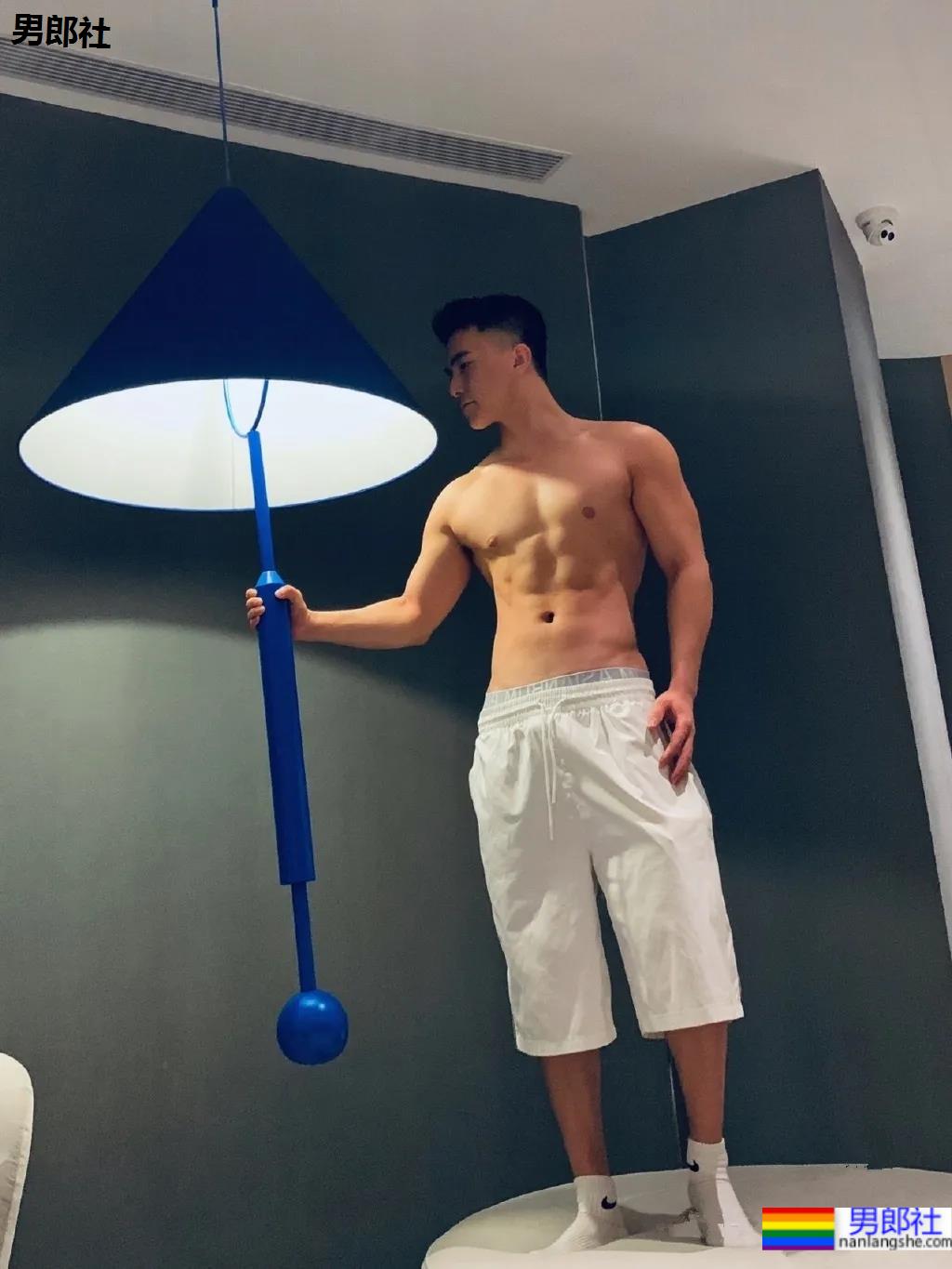 寸头肌肉小奶狗，居家摆拍也太撩了吧 - 51虹马