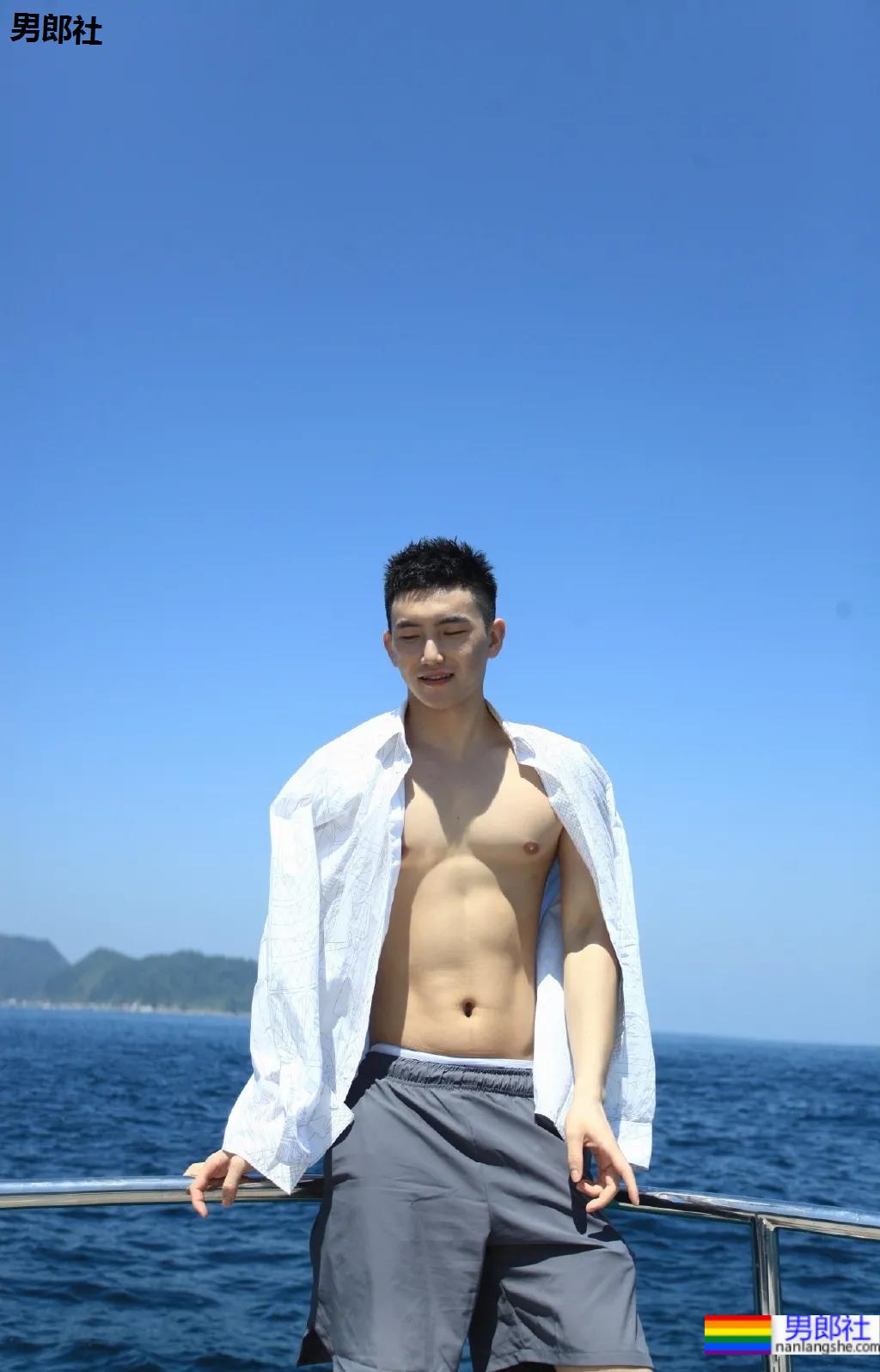 寸头肌肉小奶狗，居家摆拍也太撩了吧 - 51虹马