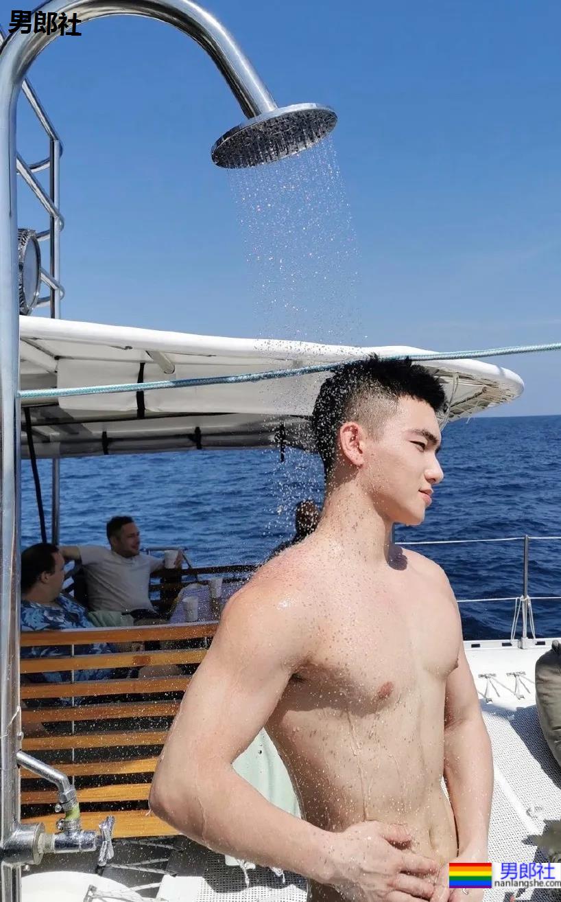 寸头肌肉小奶狗，居家摆拍也太撩了吧 - 51虹马