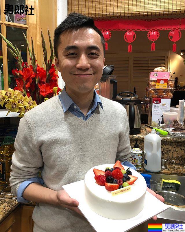 25岁亚裔男孩当选美国最年轻议员 拥抱出柜身分持续推动加州立法 - 51虹马