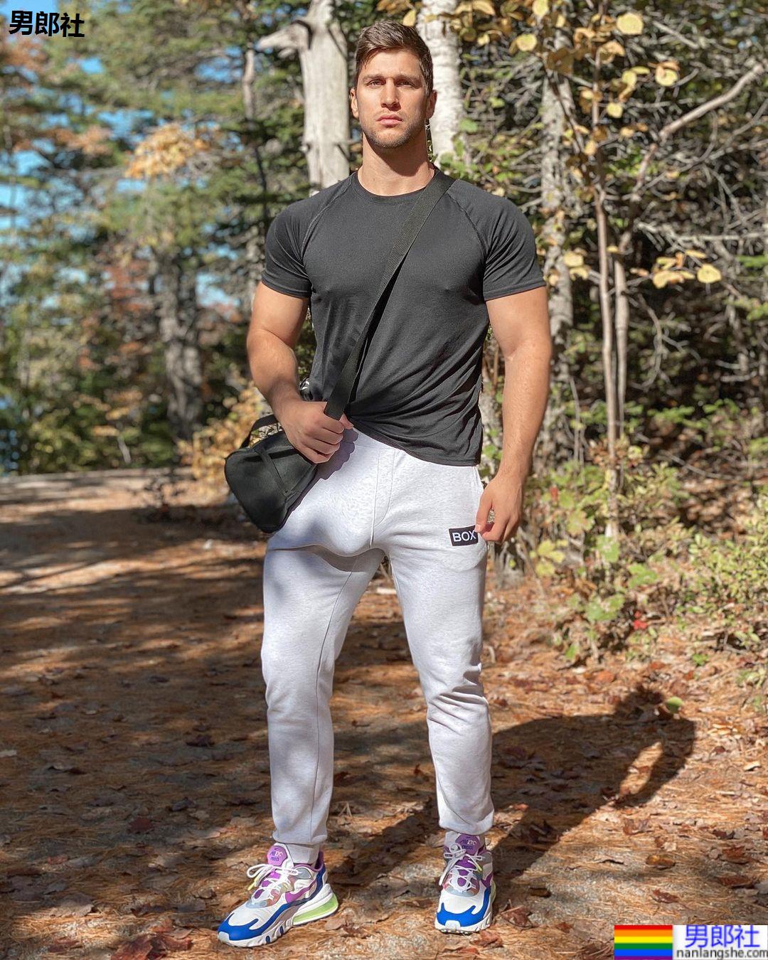 下面太强不晃会撞到地上的超巨肌肉内裤男模：Kyle Hynick - 51虹马