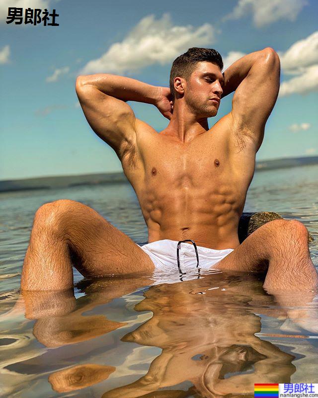 下面太强不晃会撞到地上的超巨肌肉内裤男模：Kyle Hynick - 51虹马