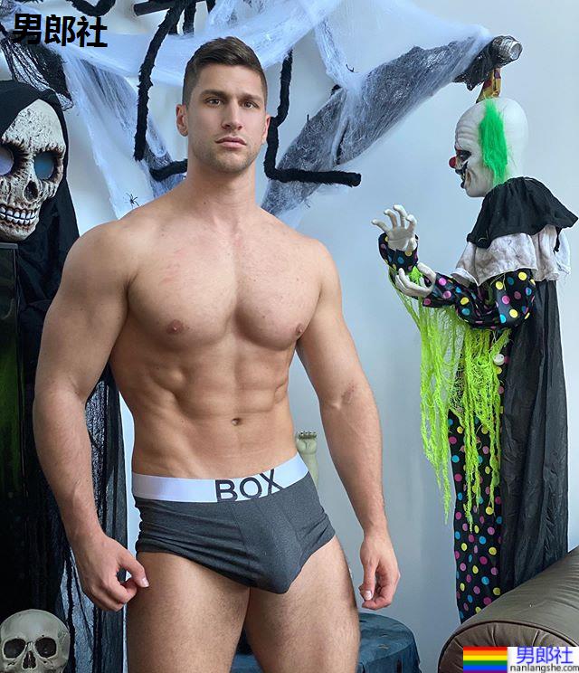 下面太强不晃会撞到地上的超巨肌肉内裤男模：Kyle Hynick - 51虹马