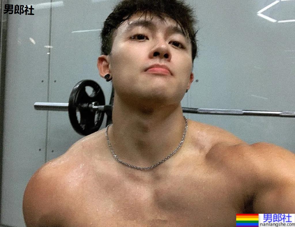 奶狗脸网红体育生，这身腱子肉也太A了！-51虹马