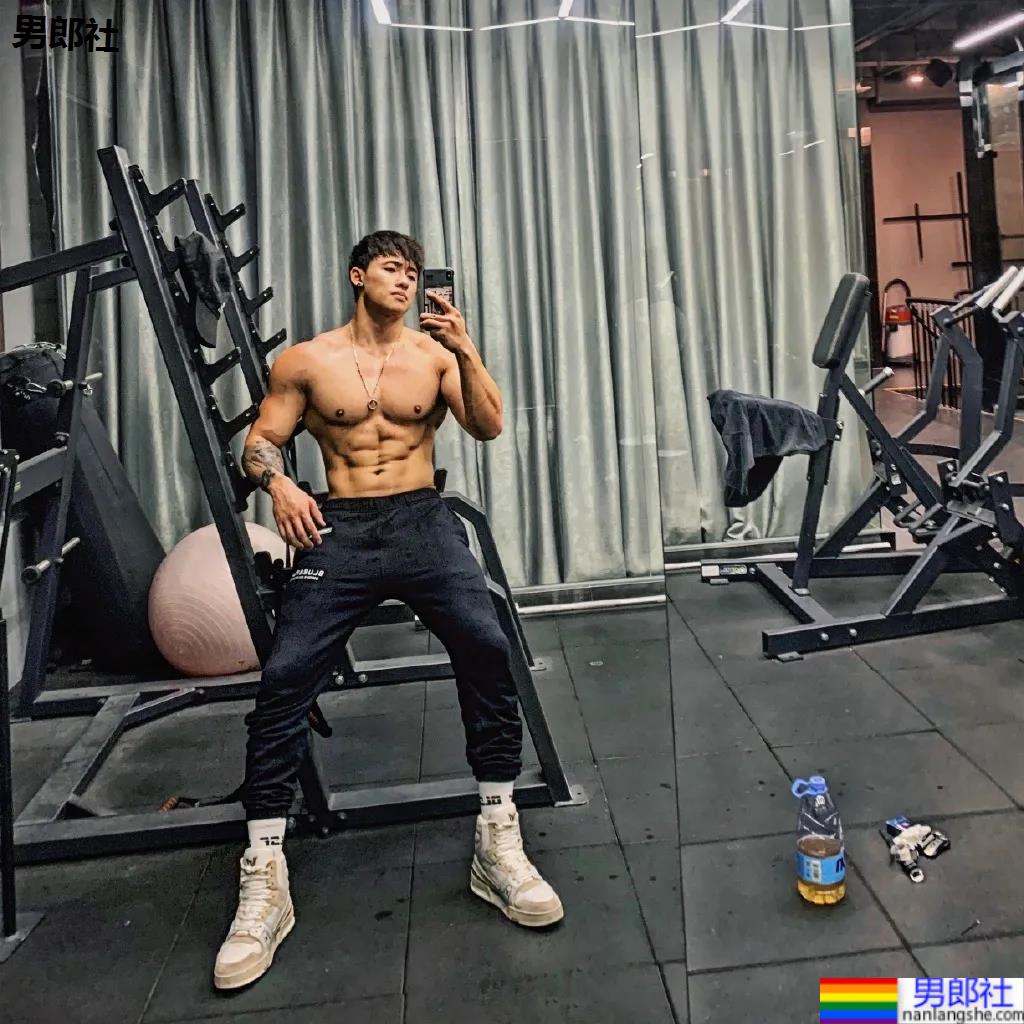 奶狗脸网红体育生，这身腱子肉也太A了！ - 51虹马