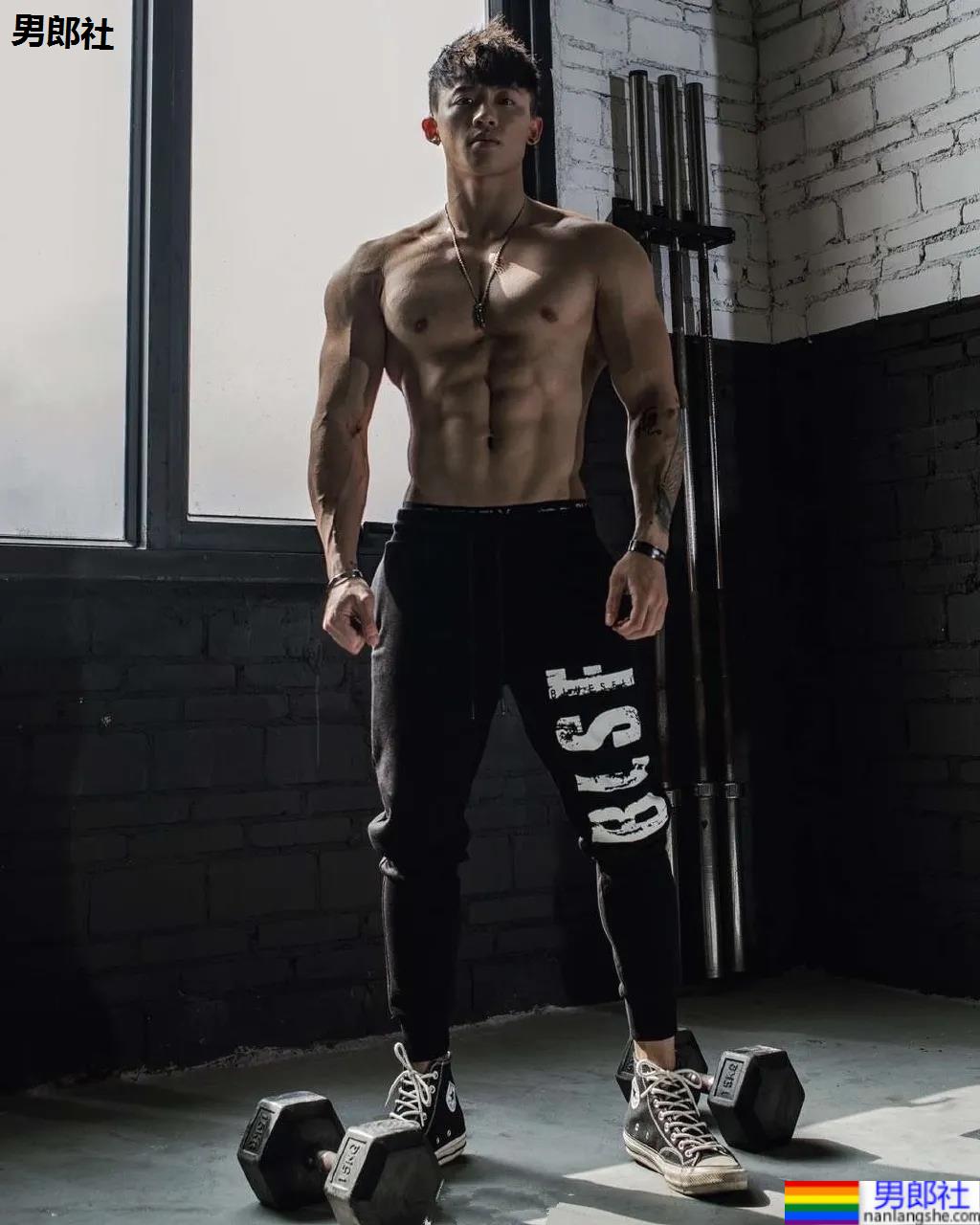 奶狗脸网红体育生，这身腱子肉也太A了！ - 51虹马