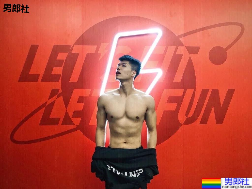 腱子肉私教小哥爱穿紧身衣，大长腿退役小哥让网友直呼：太馋了！ - 51虹马