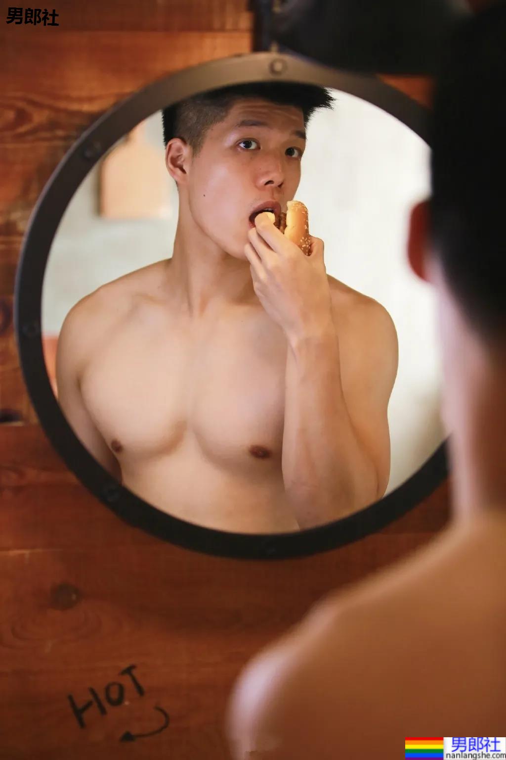 腱子肉私教小哥爱穿紧身衣，大长腿退役小哥让网友直呼：太馋了！ - 51虹马