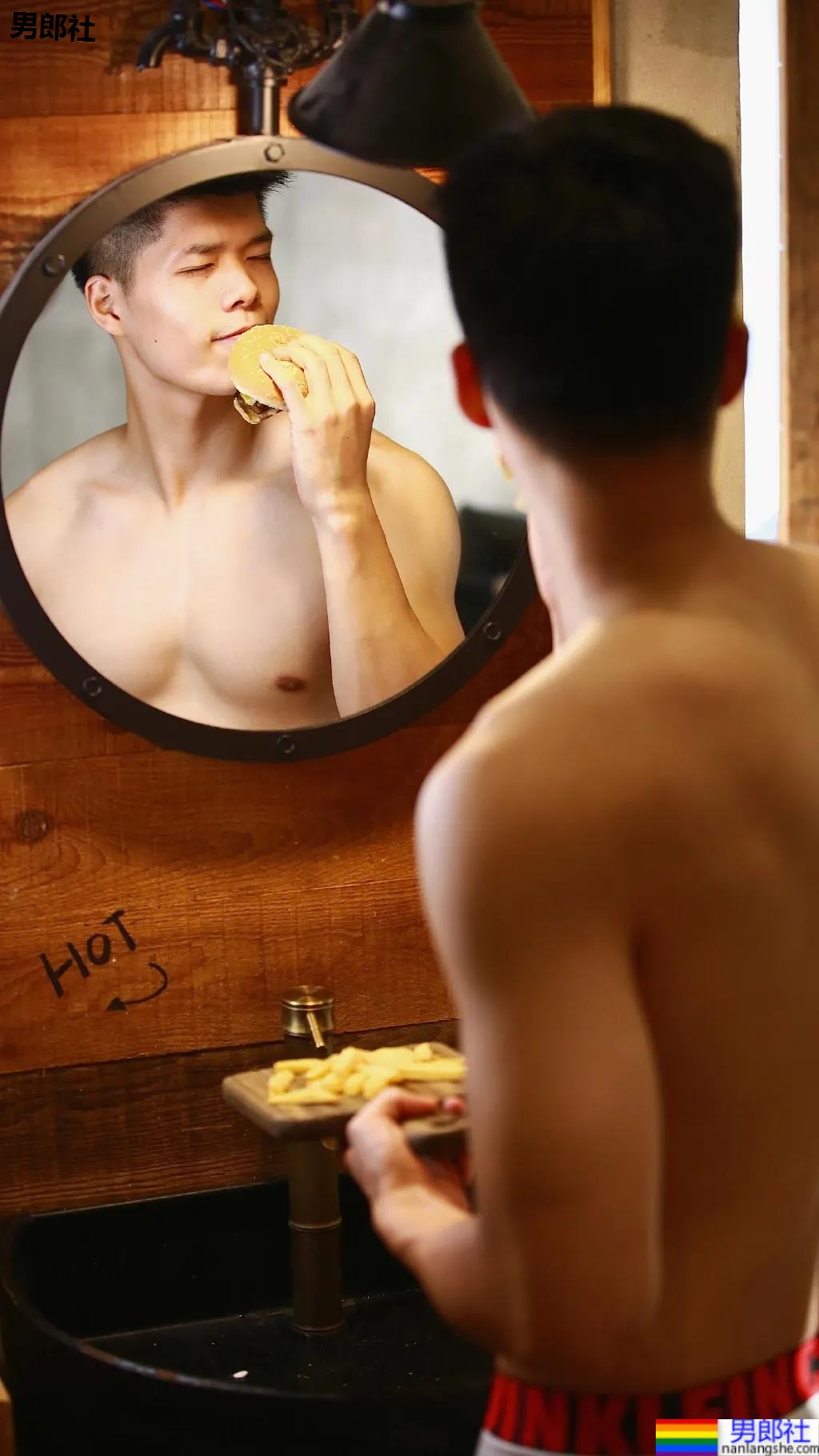 腱子肉私教小哥爱穿紧身衣，大长腿退役小哥让网友直呼：太馋了！ - 51虹马