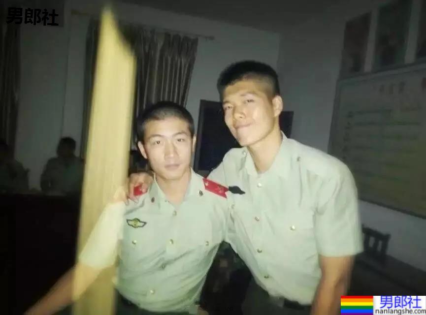 腱子肉私教小哥爱穿紧身衣，大长腿退役小哥让网友直呼：太馋了！ - 51虹马