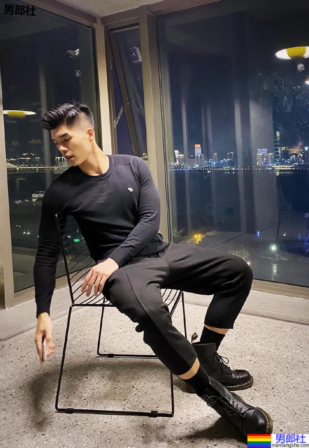 腱子肉私教小哥爱穿紧身衣，大长腿退役小哥让网友直呼：太馋了！ - 51虹马