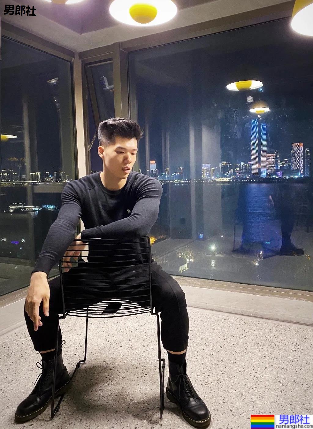 腱子肉私教小哥爱穿紧身衣，大长腿退役小哥让网友直呼：太馋了！ - 51虹马