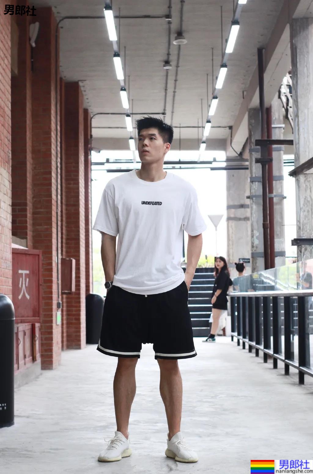 腱子肉私教小哥爱穿紧身衣，大长腿退役小哥让网友直呼：太馋了！ - 51虹马