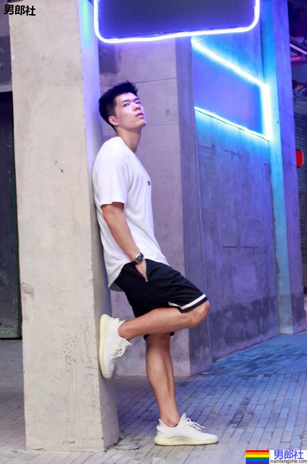 腱子肉私教小哥爱穿紧身衣，大长腿退役小哥让网友直呼：太馋了！ - 51虹马