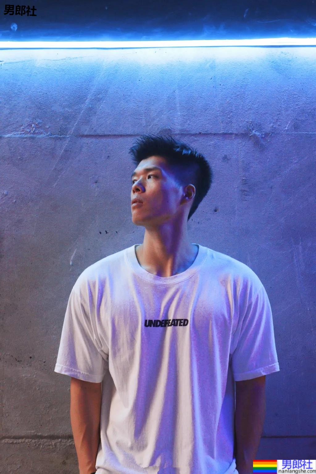 腱子肉私教小哥爱穿紧身衣，大长腿退役小哥让网友直呼：太馋了！ - 51虹马