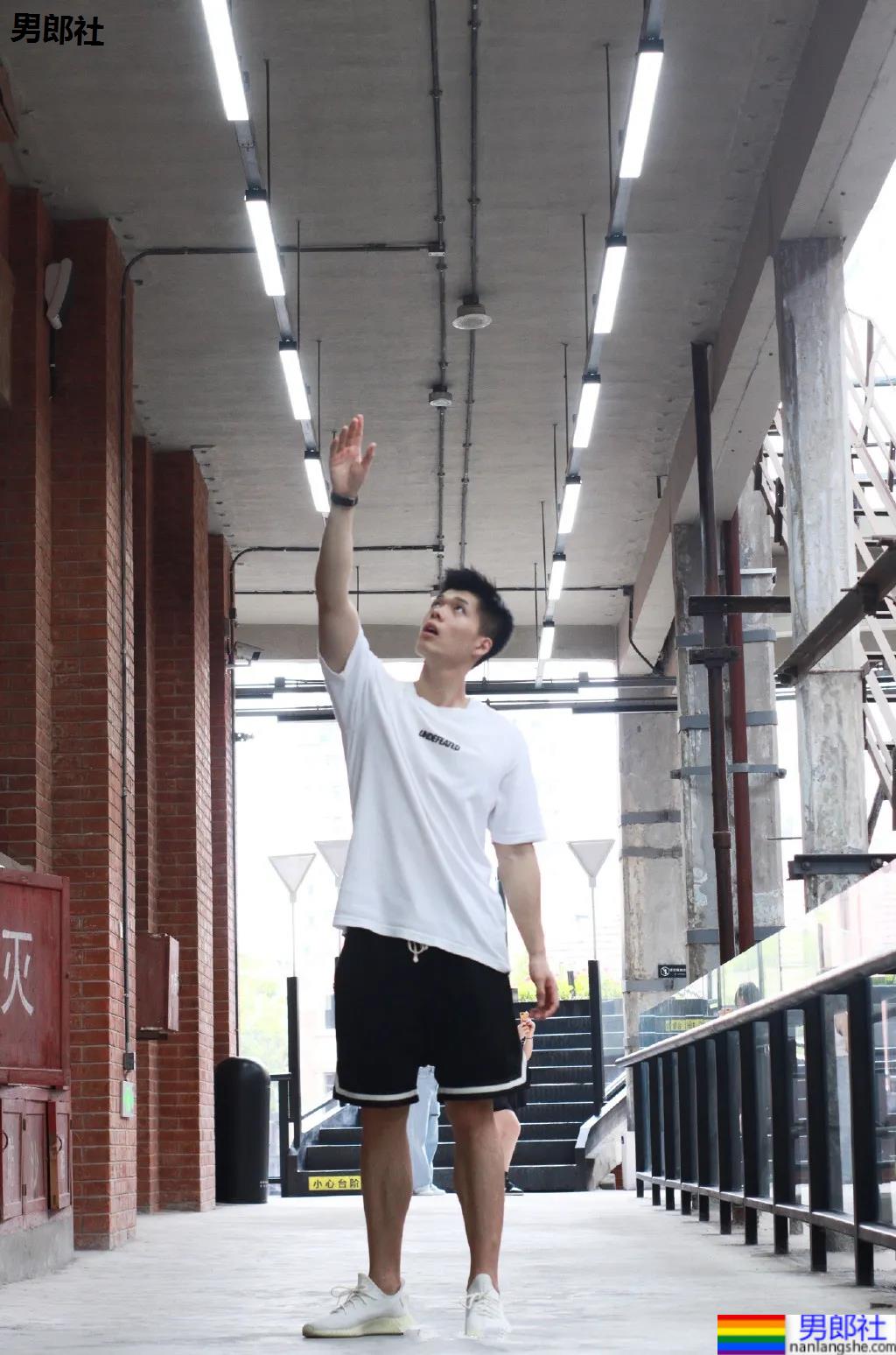 腱子肉私教小哥爱穿紧身衣，大长腿退役小哥让网友直呼：太馋了！ - 51虹马