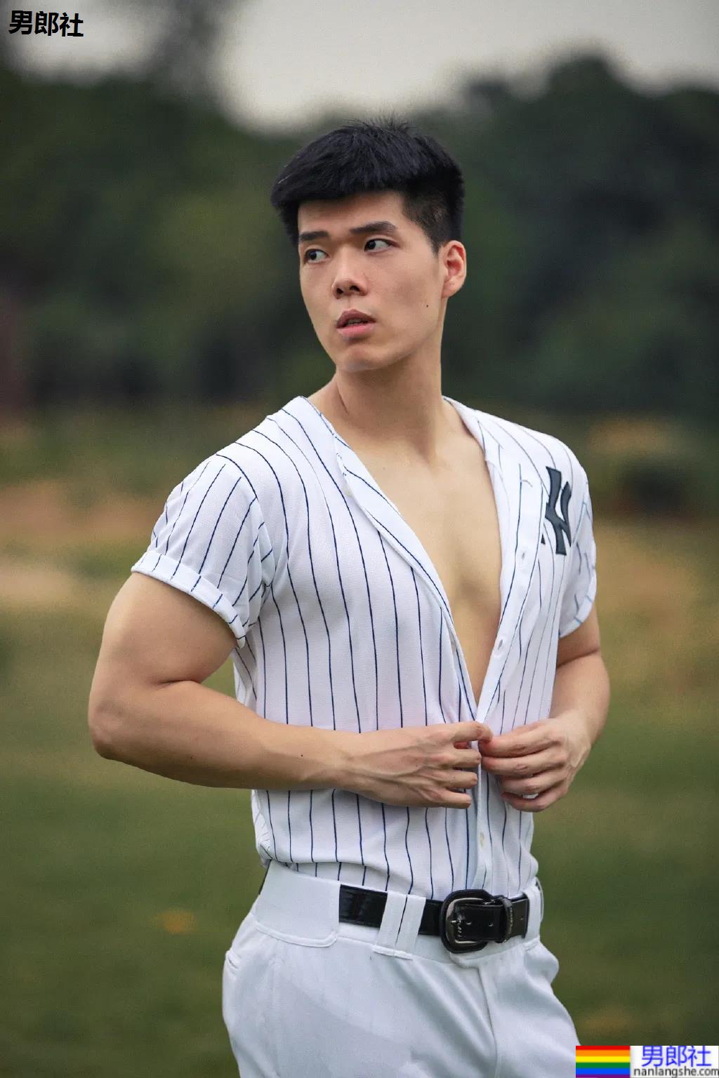 腱子肉私教小哥爱穿紧身衣，大长腿退役小哥让网友直呼：太馋了！ - 51虹马