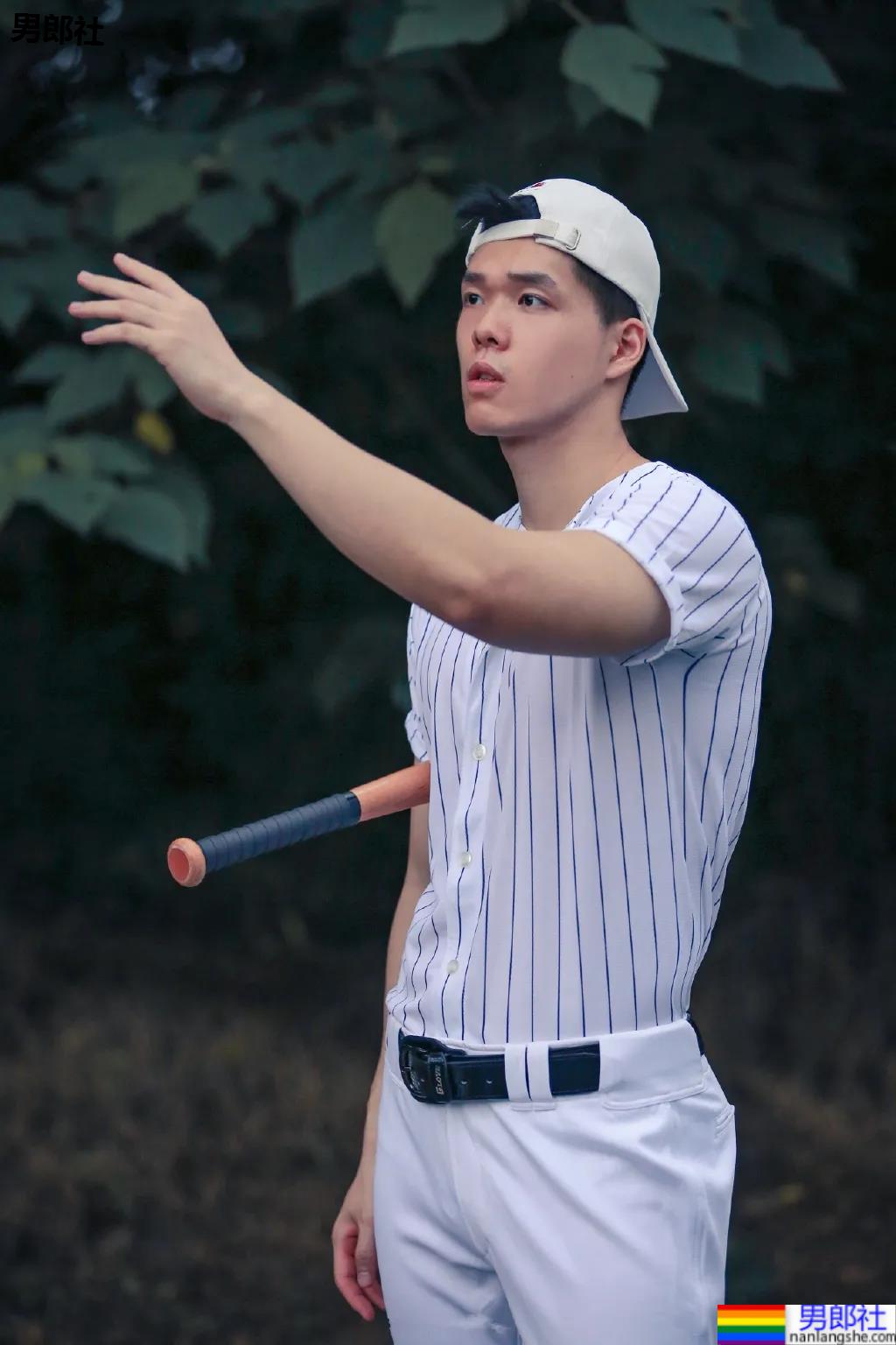 腱子肉私教小哥爱穿紧身衣，大长腿退役小哥让网友直呼：太馋了！ - 51虹马