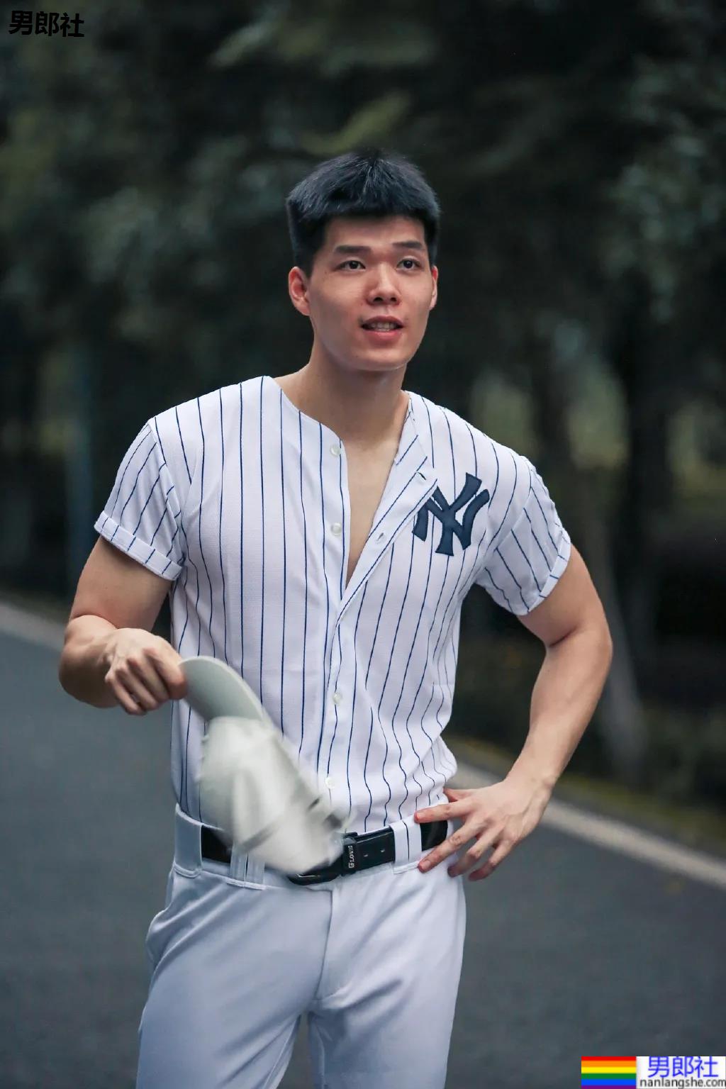 腱子肉私教小哥爱穿紧身衣，大长腿退役小哥让网友直呼：太馋了！ - 51虹马