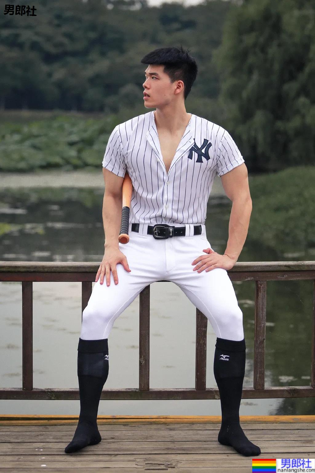 腱子肉私教小哥爱穿紧身衣，大长腿退役小哥让网友直呼：太馋了！ - 51虹马