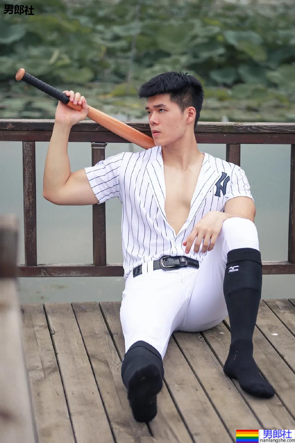 腱子肉私教小哥爱穿紧身衣，大长腿退役小哥让网友直呼：太馋了！ - 51虹马