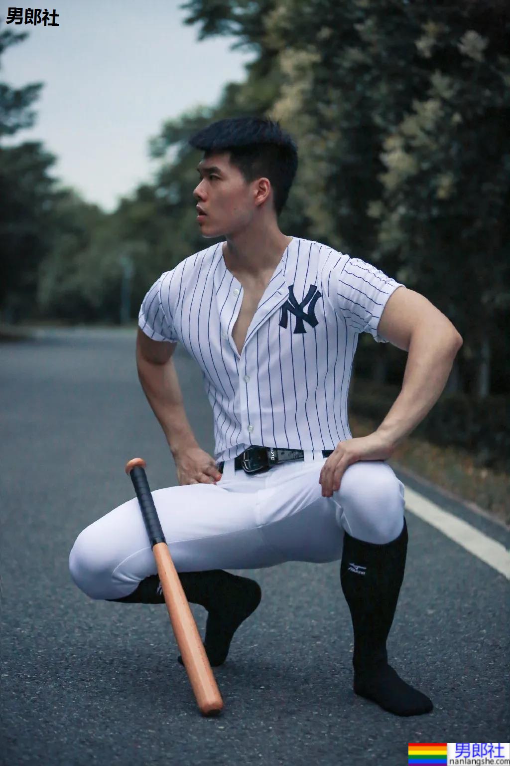 腱子肉私教小哥爱穿紧身衣，大长腿退役小哥让网友直呼：太馋了！ - 51虹马