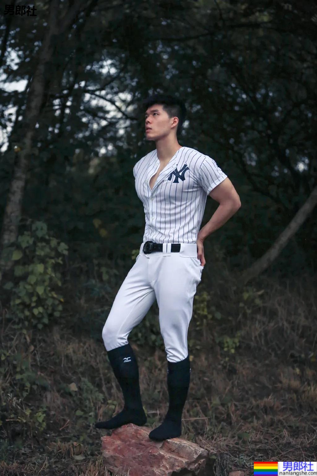 腱子肉私教小哥爱穿紧身衣，大长腿退役小哥让网友直呼：太馋了！ - 51虹马