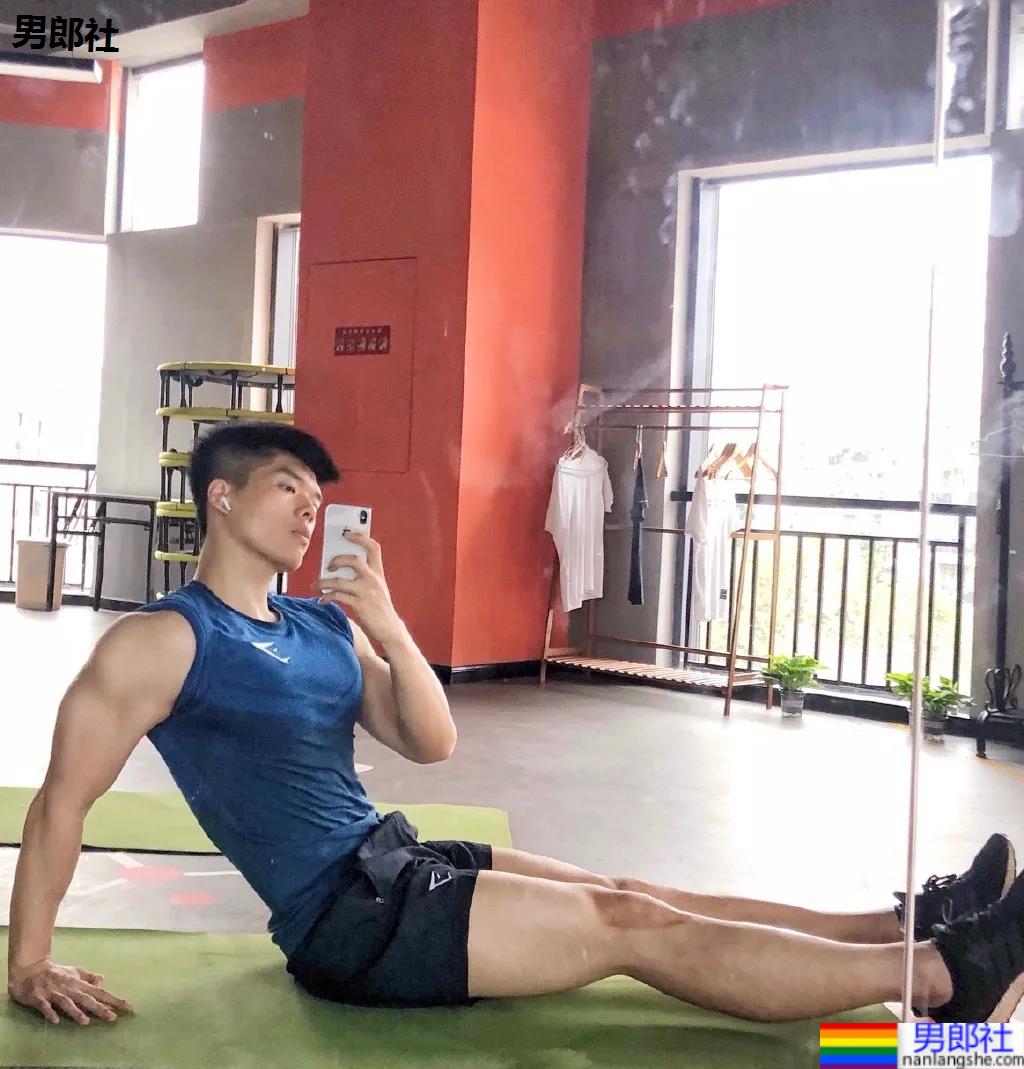 腱子肉私教小哥爱穿紧身衣，大长腿退役小哥让网友直呼：太馋了！ - 51虹马