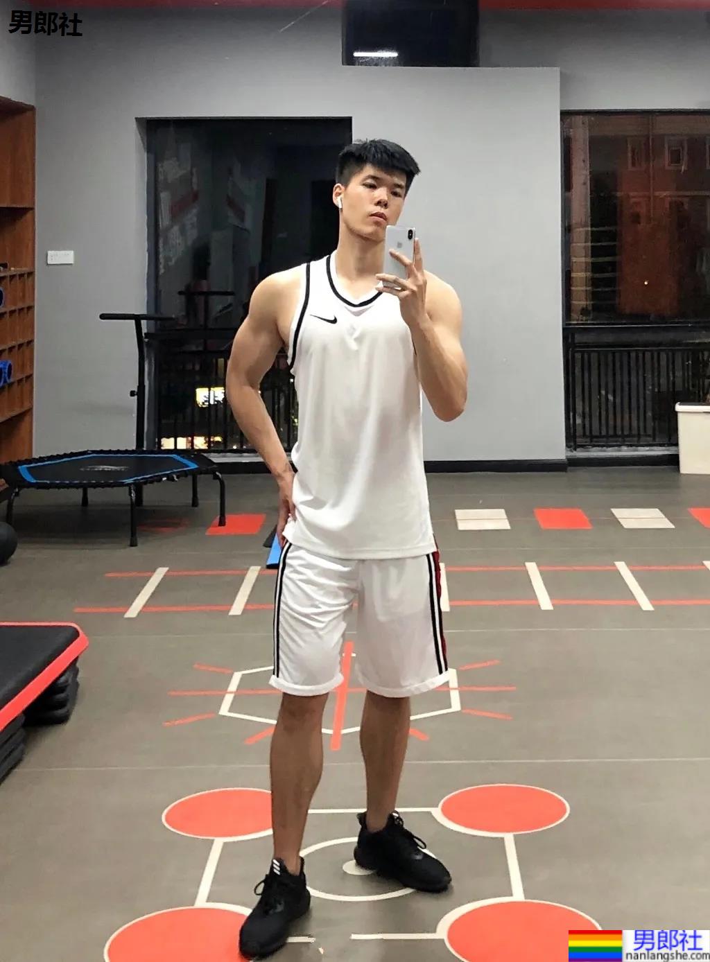 腱子肉私教小哥爱穿紧身衣，大长腿退役小哥让网友直呼：太馋了！ - 51虹马