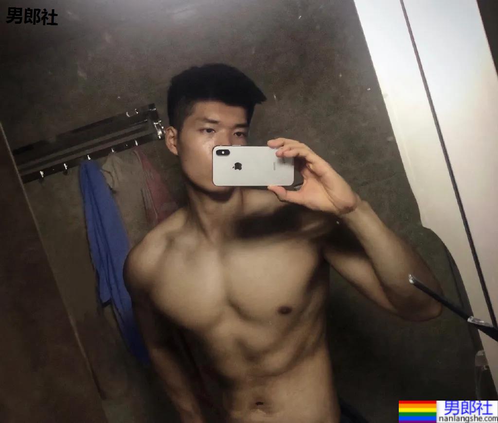 腱子肉私教小哥爱穿紧身衣，大长腿退役小哥让网友直呼：太馋了！ - 51虹马