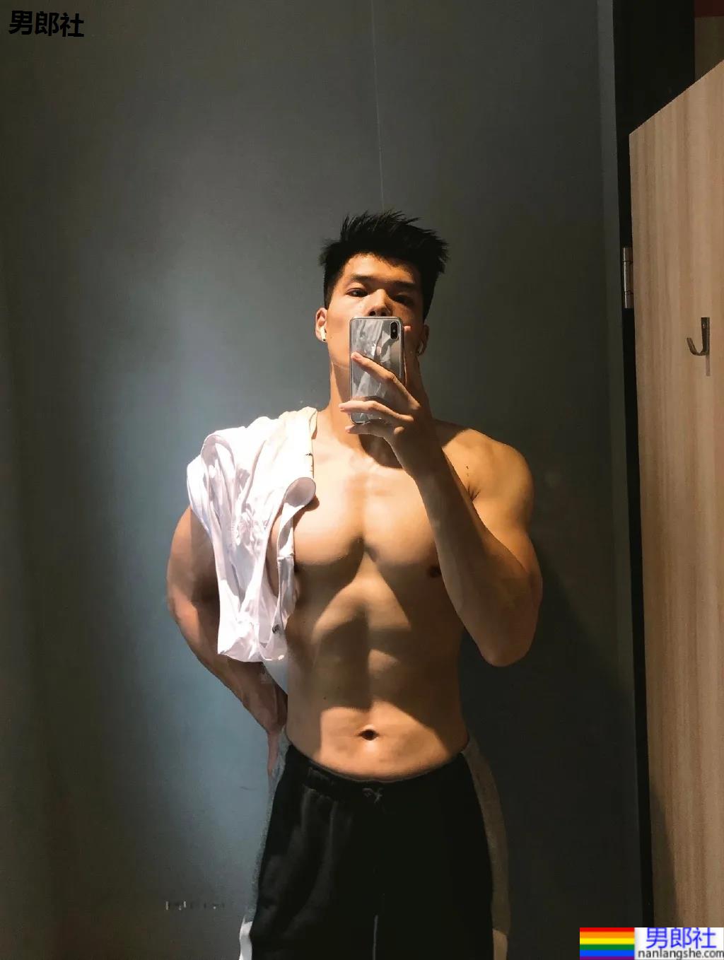 腱子肉私教小哥爱穿紧身衣，大长腿退役小哥让网友直呼：太馋了！ - 51虹马