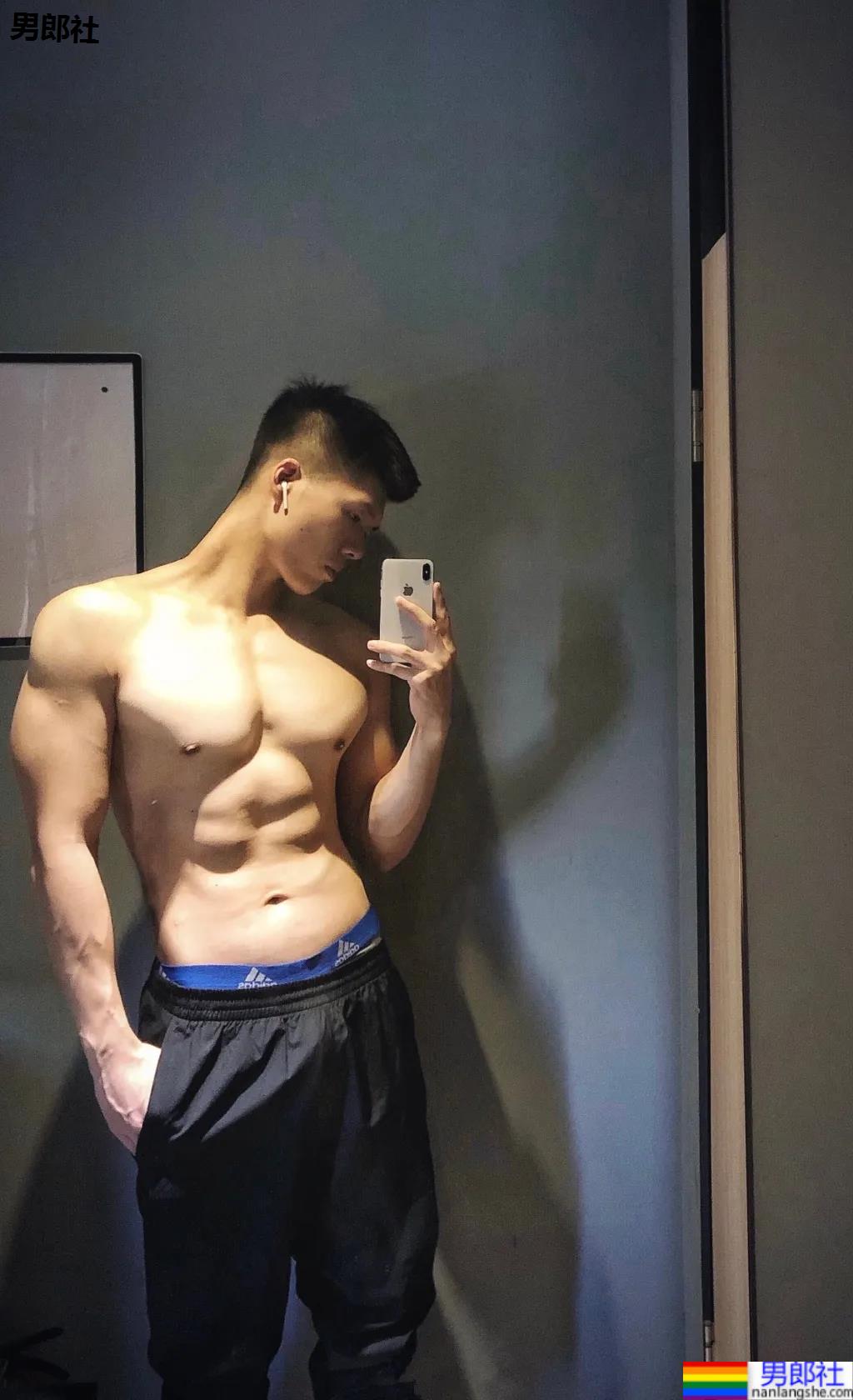 腱子肉私教小哥爱穿紧身衣，大长腿退役小哥让网友直呼：太馋了！ - 51虹马