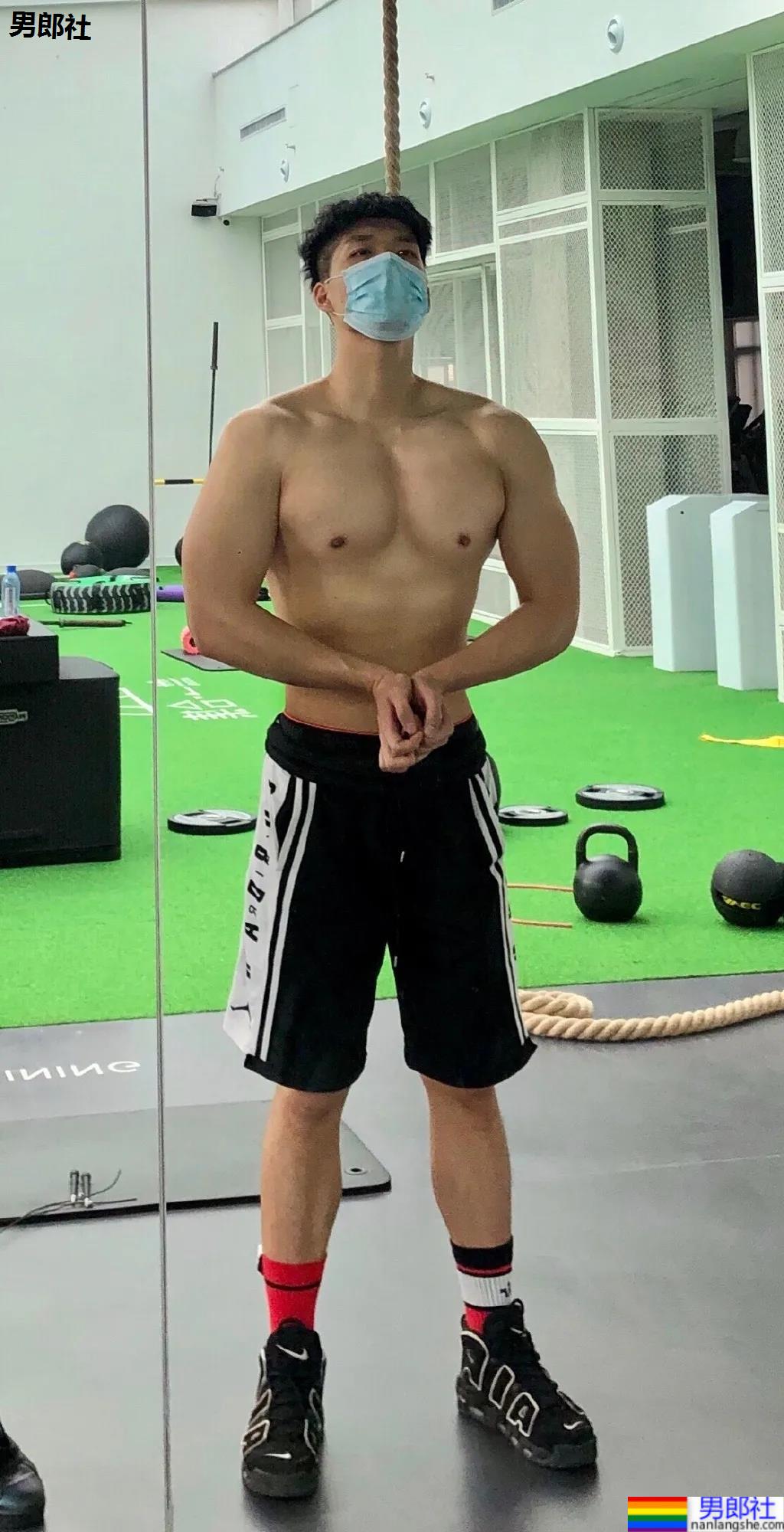 腱子肉私教小哥爱穿紧身衣，大长腿退役小哥让网友直呼：太馋了！ - 51虹马