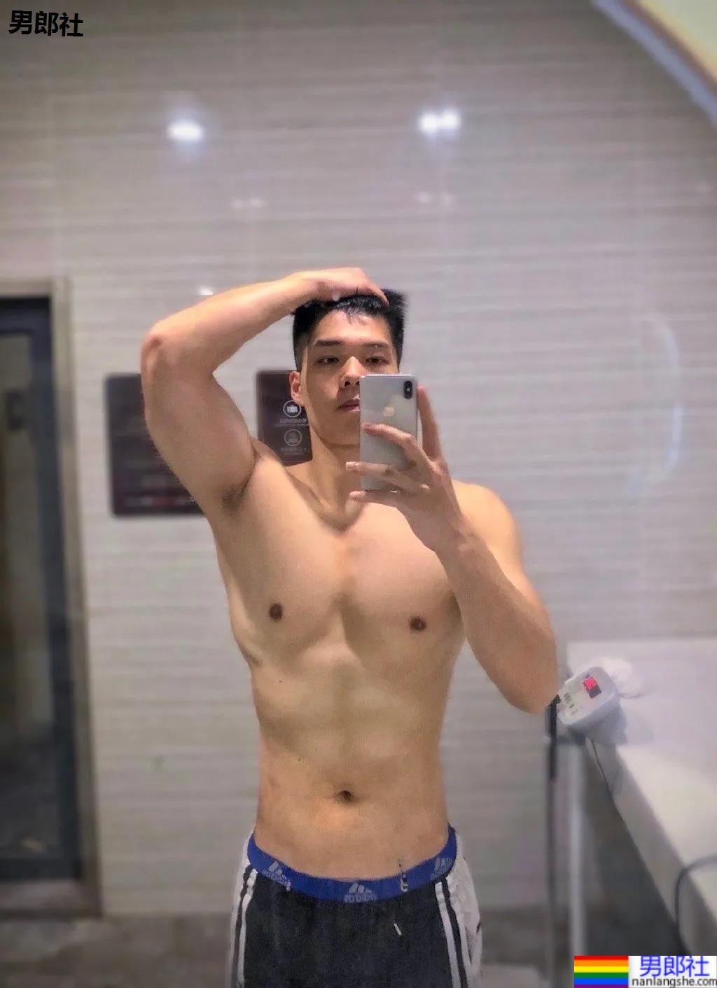 腱子肉私教小哥爱穿紧身衣，大长腿退役小哥让网友直呼：太馋了！ - 51虹马