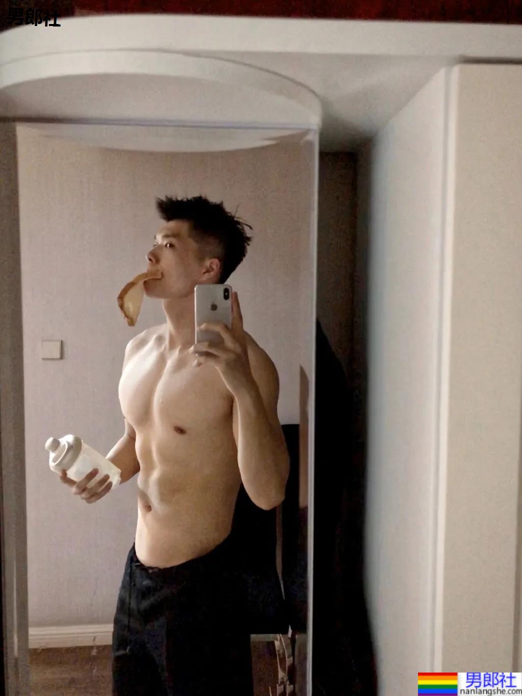 腱子肉私教小哥爱穿紧身衣，大长腿退役小哥让网友直呼：太馋了！ - 51虹马