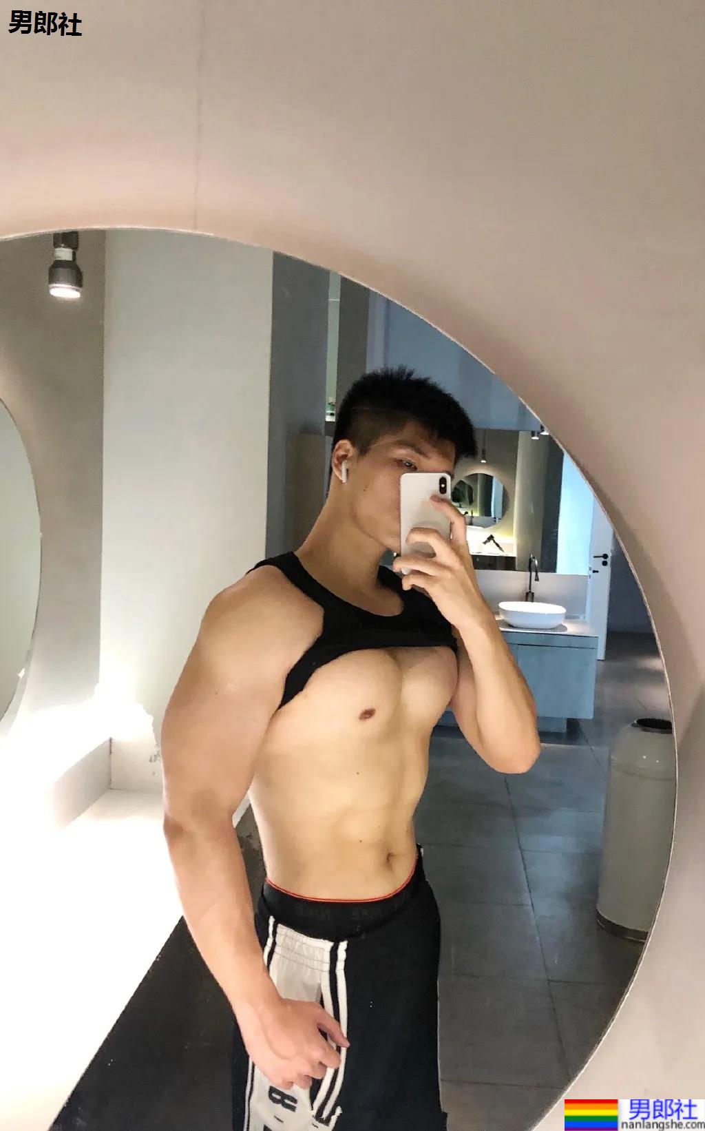 腱子肉私教小哥爱穿紧身衣，大长腿退役小哥让网友直呼：太馋了！ - 51虹马