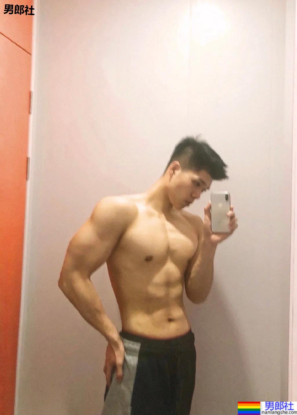 腱子肉私教小哥爱穿紧身衣，大长腿退役小哥让网友直呼：太馋了！ - 51虹马