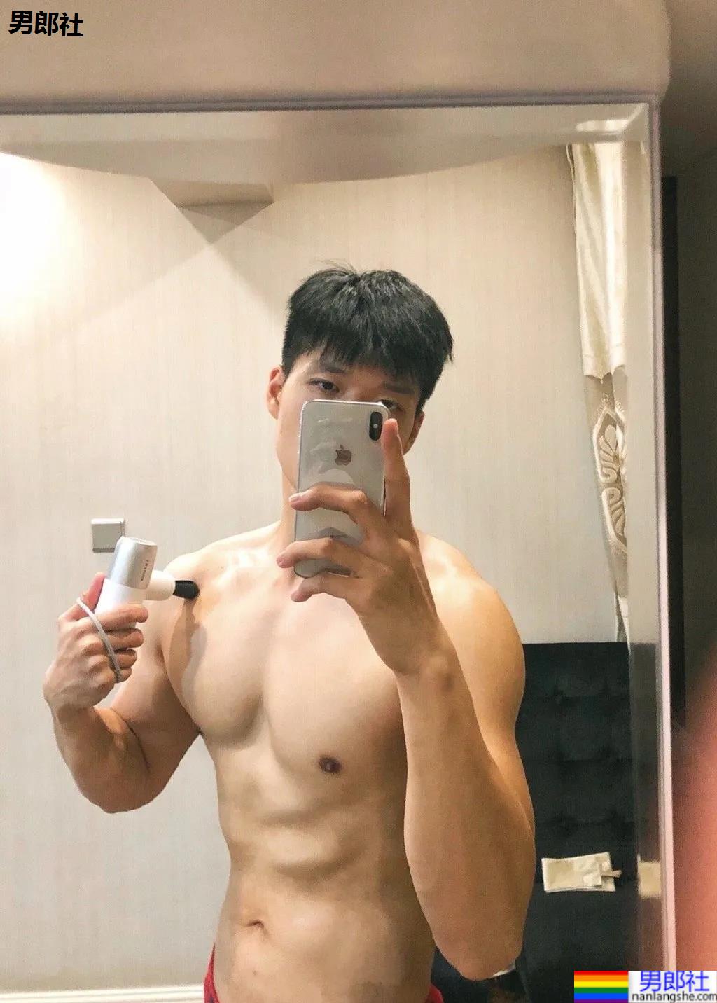 腱子肉私教小哥爱穿紧身衣，大长腿退役小哥让网友直呼：太馋了！ - 51虹马