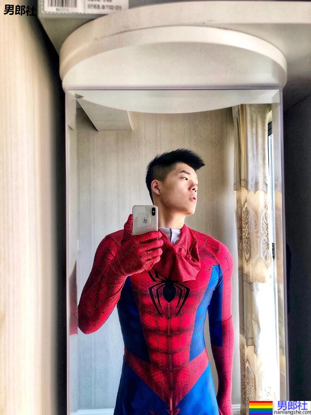 腱子肉私教小哥爱穿紧身衣，大长腿退役小哥让网友直呼：太馋了！ - 51虹马