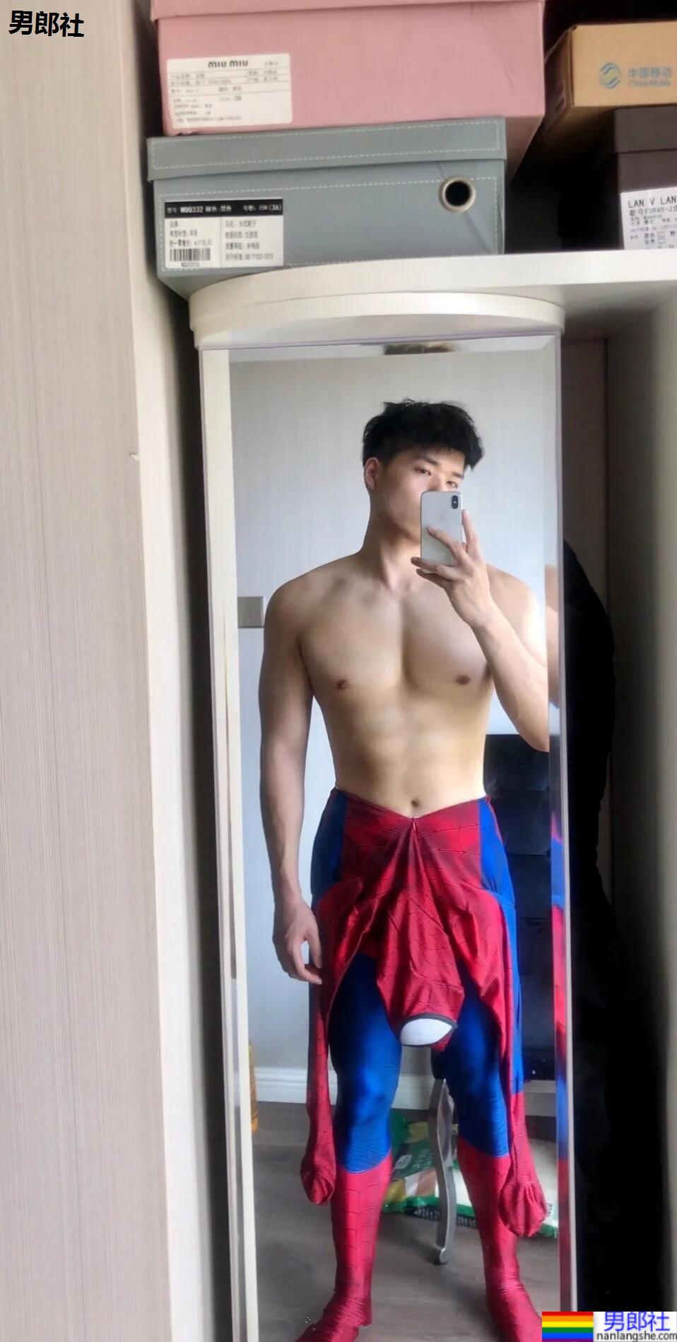 腱子肉私教小哥爱穿紧身衣，大长腿退役小哥让网友直呼：太馋了！ - 51虹马