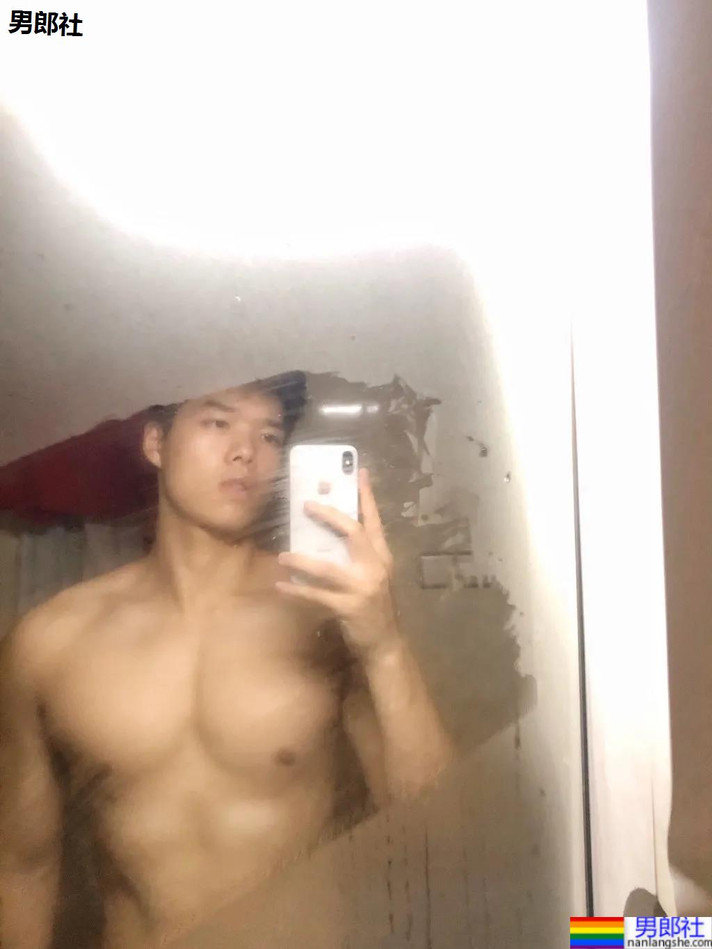 腱子肉私教小哥爱穿紧身衣，大长腿退役小哥让网友直呼：太馋了！ - 51虹马