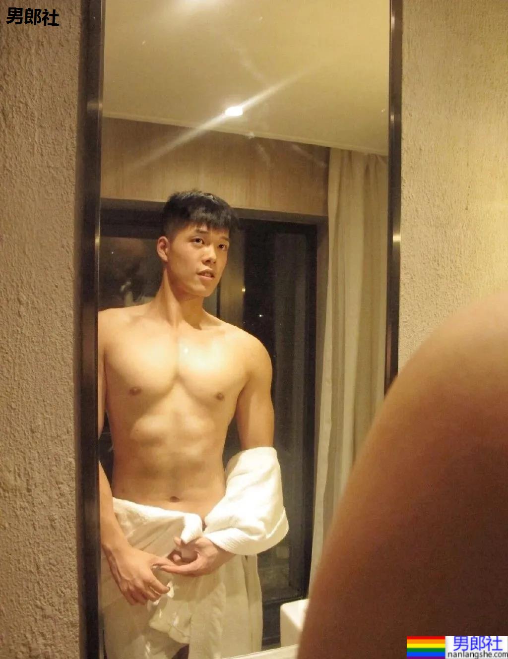 腱子肉私教小哥爱穿紧身衣，大长腿退役小哥让网友直呼：太馋了！ - 51虹马