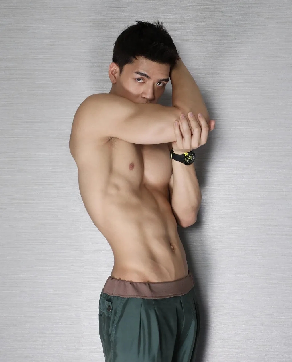 小狼狗偶像男神拍运动大片，被称为雕塑的肌肉身材太太太A了！ - 51虹马