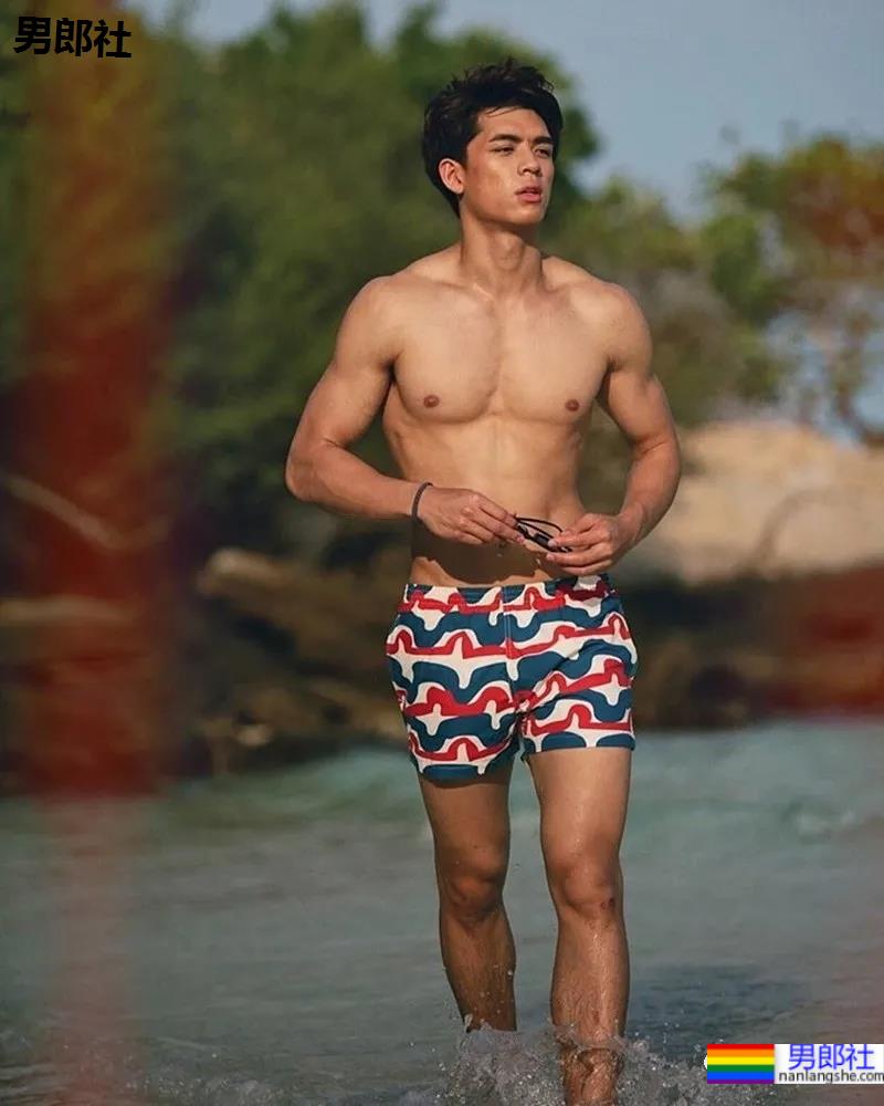 小狼狗偶像男神拍运动大片，被称为雕塑的肌肉身材太太太A了！ - 51虹马