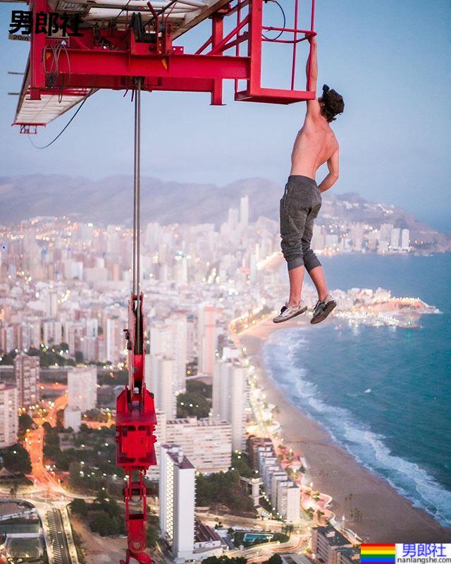 超狂青春!年轻底迪极限挑战露屁屁 全裸高空悬吊吓尿一堆观众 - 51虹马 超狂青春!年轻底迪极限挑战露屁屁 全裸高空悬吊吓尿一堆观众 - 51虹马