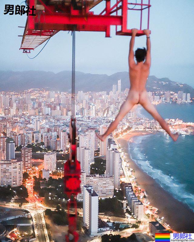 超狂青春!年轻底迪极限挑战露屁屁 全裸高空悬吊吓尿一堆观众 - 51虹马 超狂青春!年轻底迪极限挑战露屁屁 全裸高空悬吊吓尿一堆观众 - 51虹马