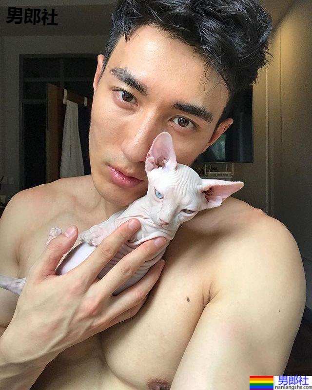 纯白曼谷内裤男模和皮皮宠物秀出好肌肉：赵中齐 Jasper - 51虹马