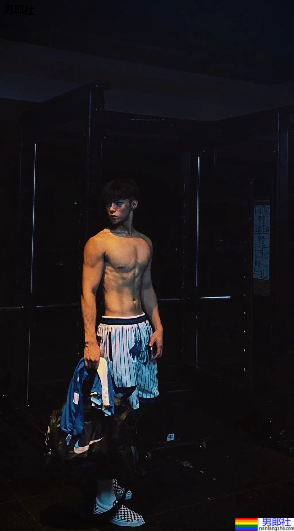 东北185CM高鼻梁体育生，这双大长腿绝了-51虹马