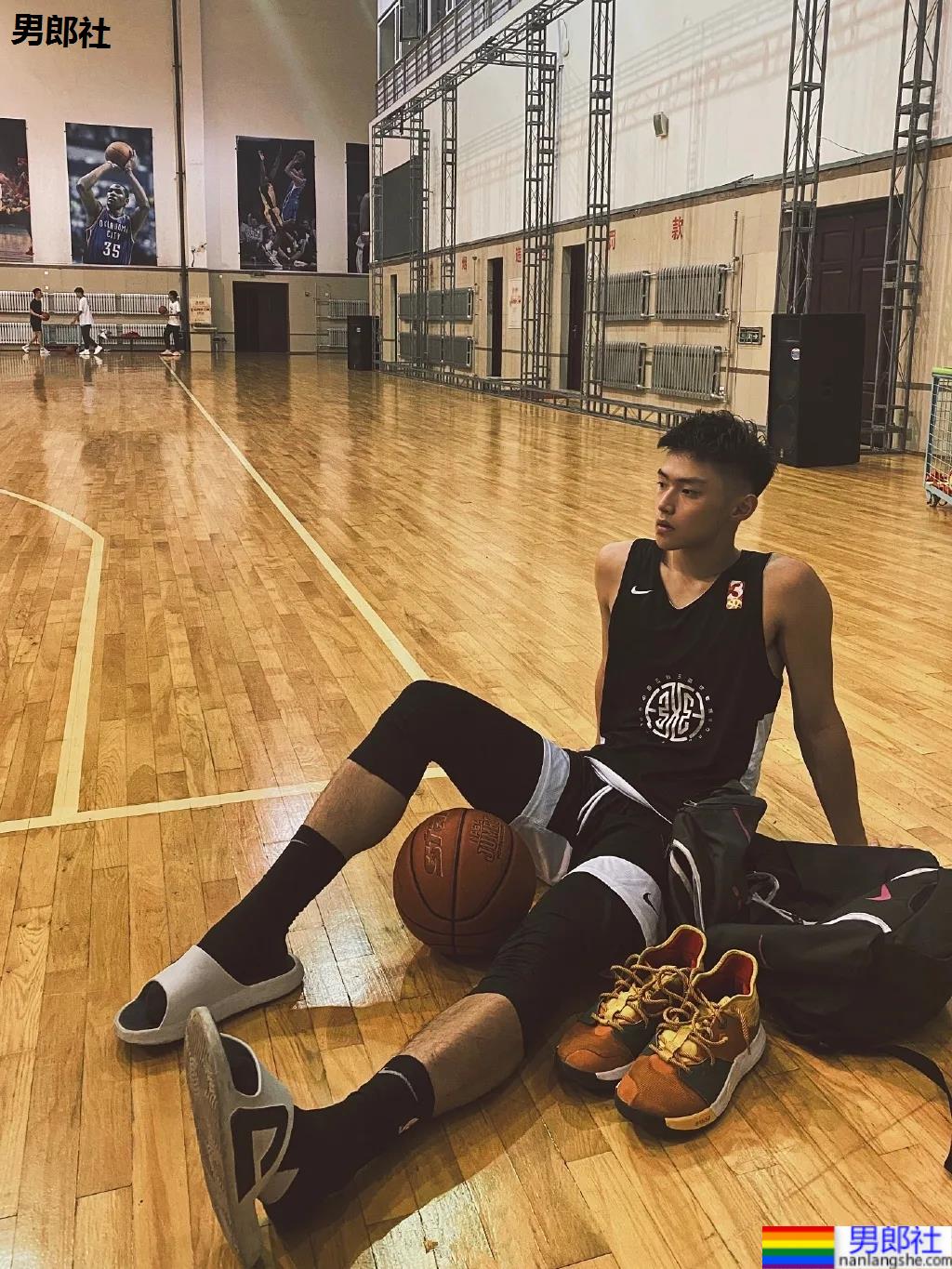 东北185CM高鼻梁体育生，这双大长腿绝了 - 51虹马